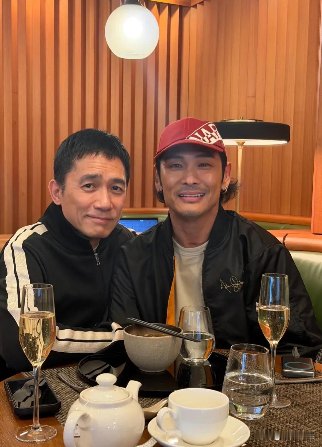 梁朝伟夫妻俩和杜德伟夫妻俩在餐厅小聚，原来“双伟”是同年的啊，一个看着儒雅，一个