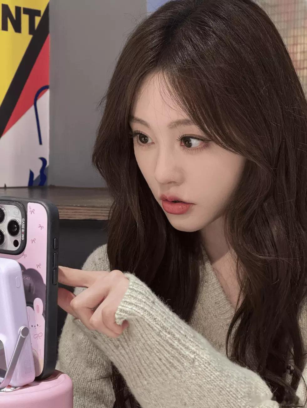 分享娱乐分享娱乐祝绪丹穿浅棕软糯毛衣神态温柔轻托脸颊慵懒又精致