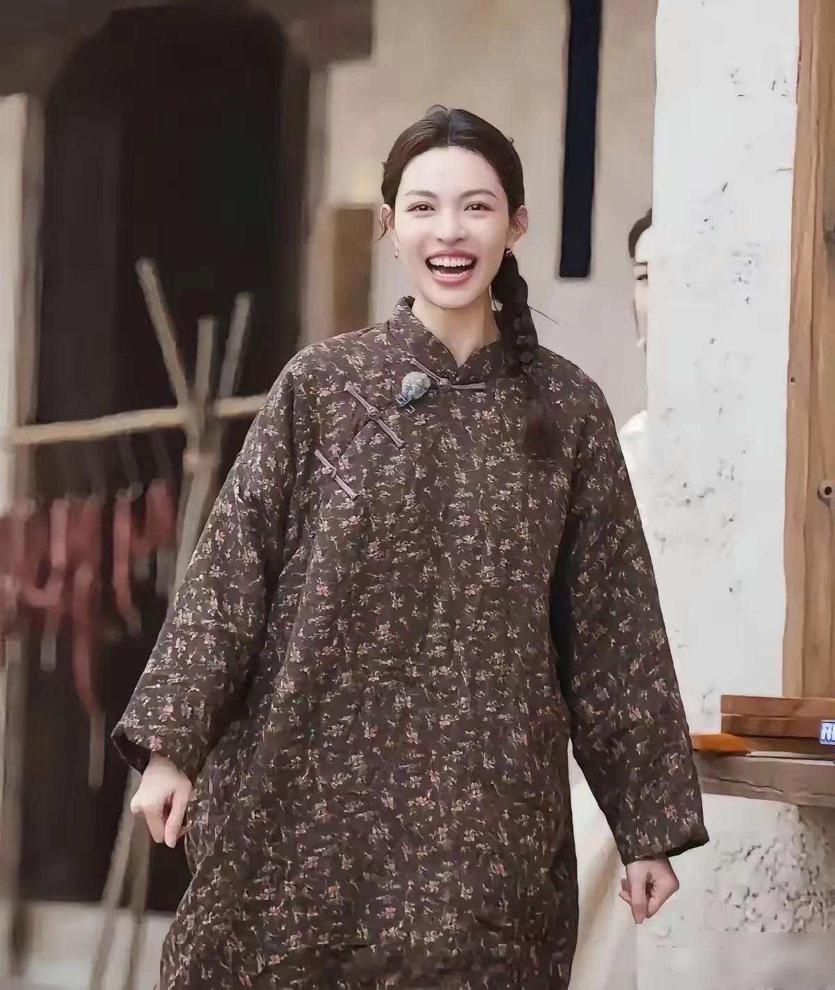 谢娜穿了钟楚曦的衣服，两人穿出了不同气质。本身这件衣服的花色和颜色就很难驾驭，钟