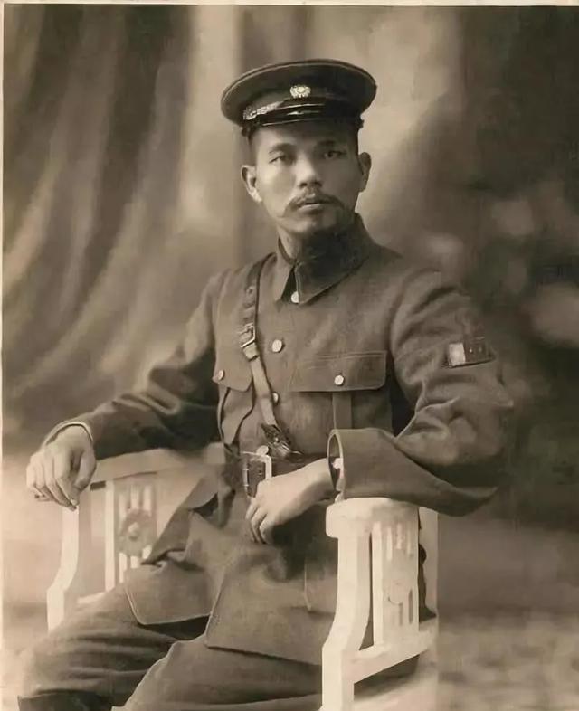 “新桂系三巨头”之一的黄绍竑，过着浪漫且颓废的私生活：吸鸦片、玩妓女，一样不耽误