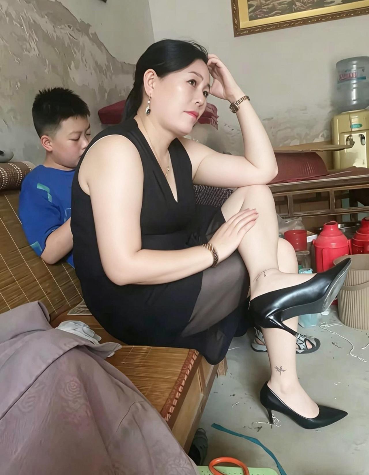 镜头里的“不完美”，才是最动人的真实。斑驳的墙面、随意摆放的暖水瓶，还有她略显