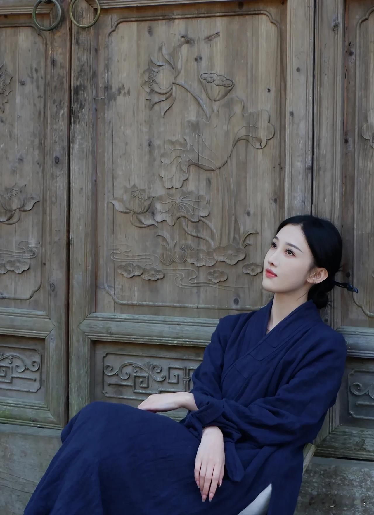 有内涵的女人，一开口说话就能让人感受到她的魅力。比如腹有诗书气自华的董卿，她的美