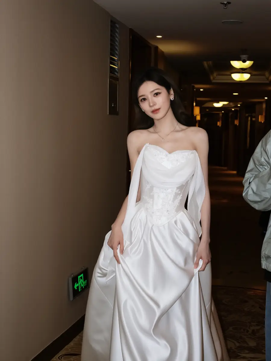 张予曦穿缎面白纱裙高级优雅提裙迈步温柔又灵动