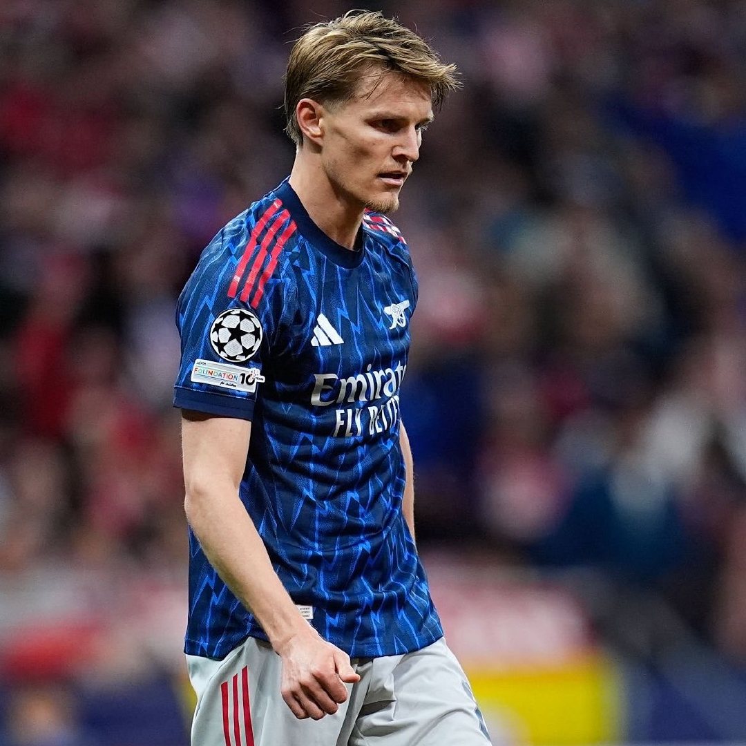 现场记者SamDean观察，马丁·厄德高在上半场临近结束时在场边接受了治疗，随后