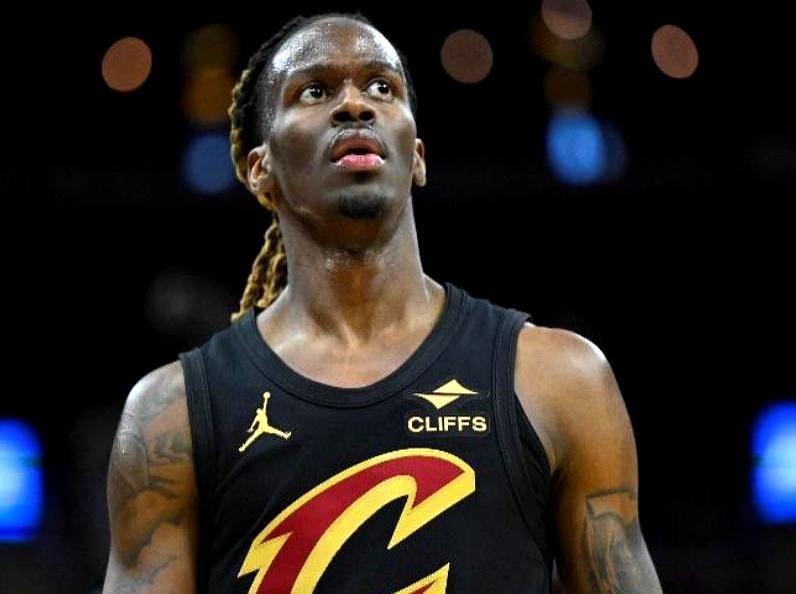 最后0.1秒的绝平球，被裁判硬生生从篮筐里“掏”了出来。骑士全队都炸了。贾