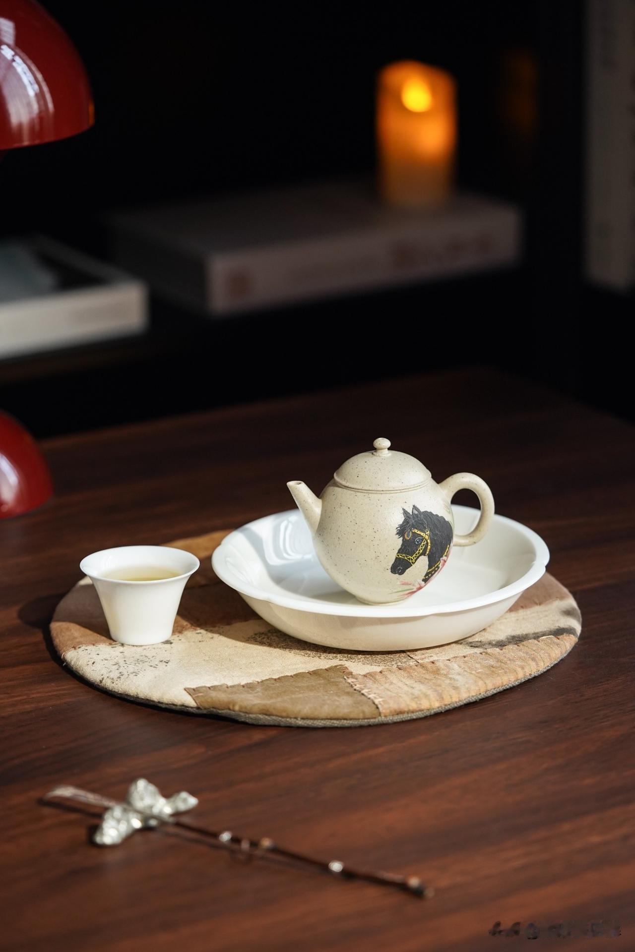 怎么养紫砂壶呢?“不管多么贵重的壶，都需要精心养护，只有养过了，才算是真正的好
