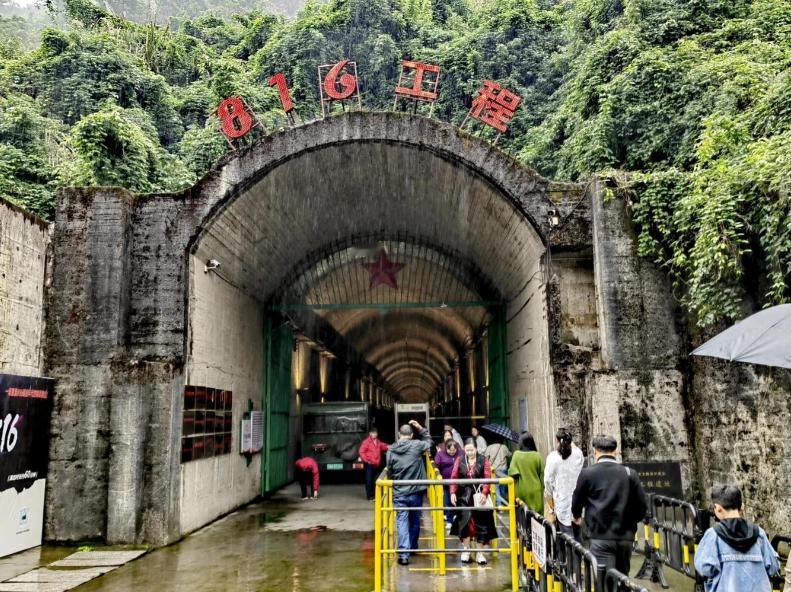 1966年2月，毛主席单独召见周总理。会谈时，主席突然靠近总理，压低声音说道：“