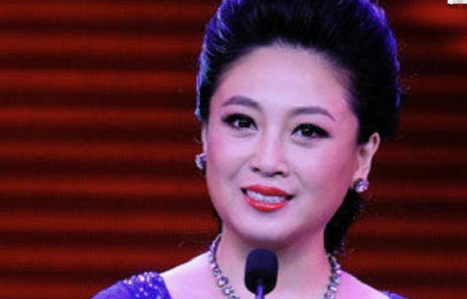 2019年，著名京剧演员姜亦珊，抛下11岁的儿子，在家中自缢身亡，亲友得知后悲痛