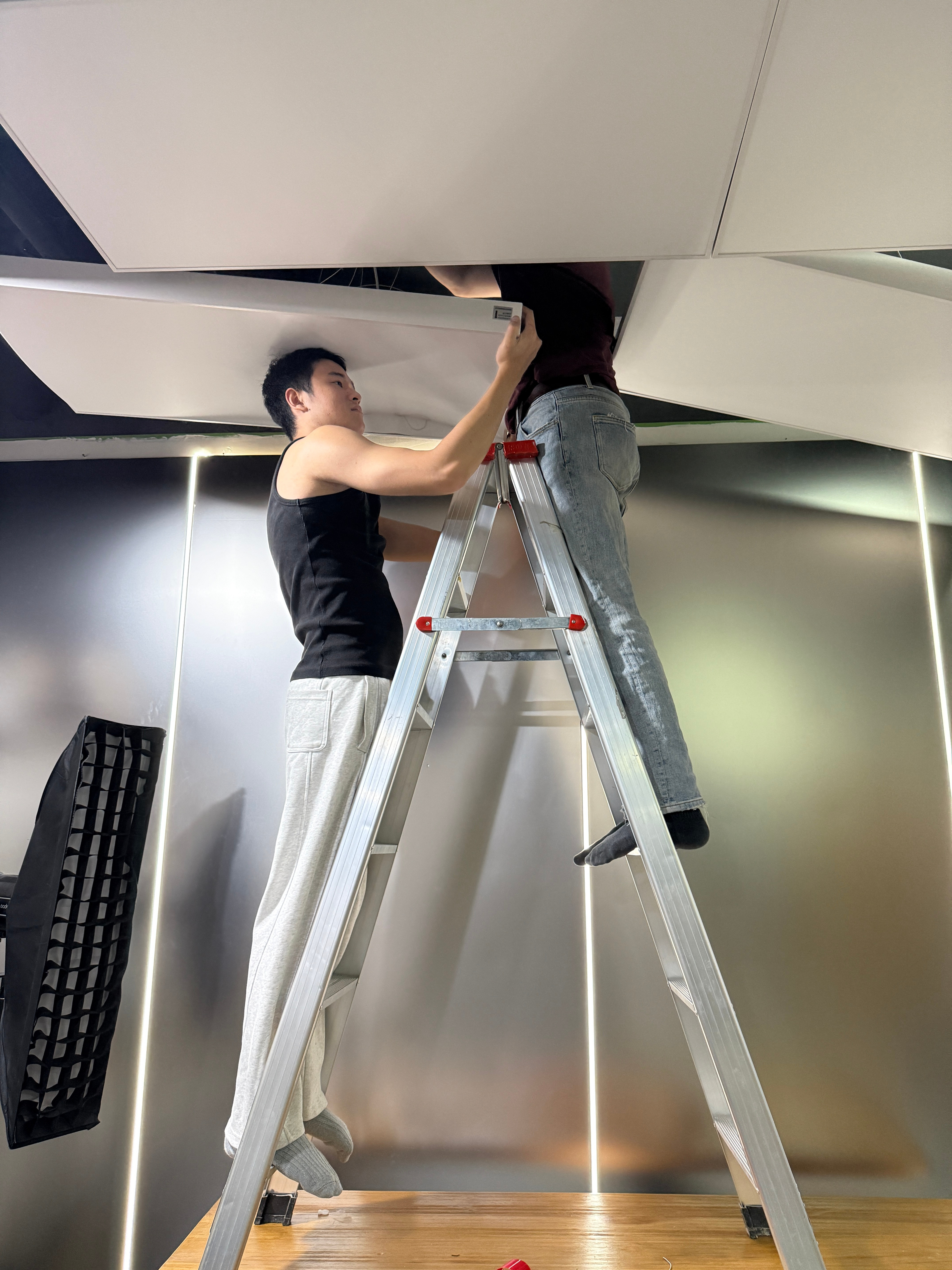 自己动手丰衣足食经过我和摄影师（电工的儿子）默契配合一下午最终省下了两百块钱工时