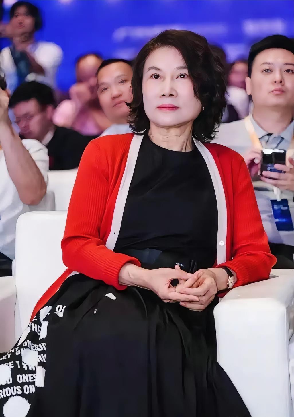 格力技校招生报名首日结束，原定招生计划300人，一天报名超过3000人，而且学费