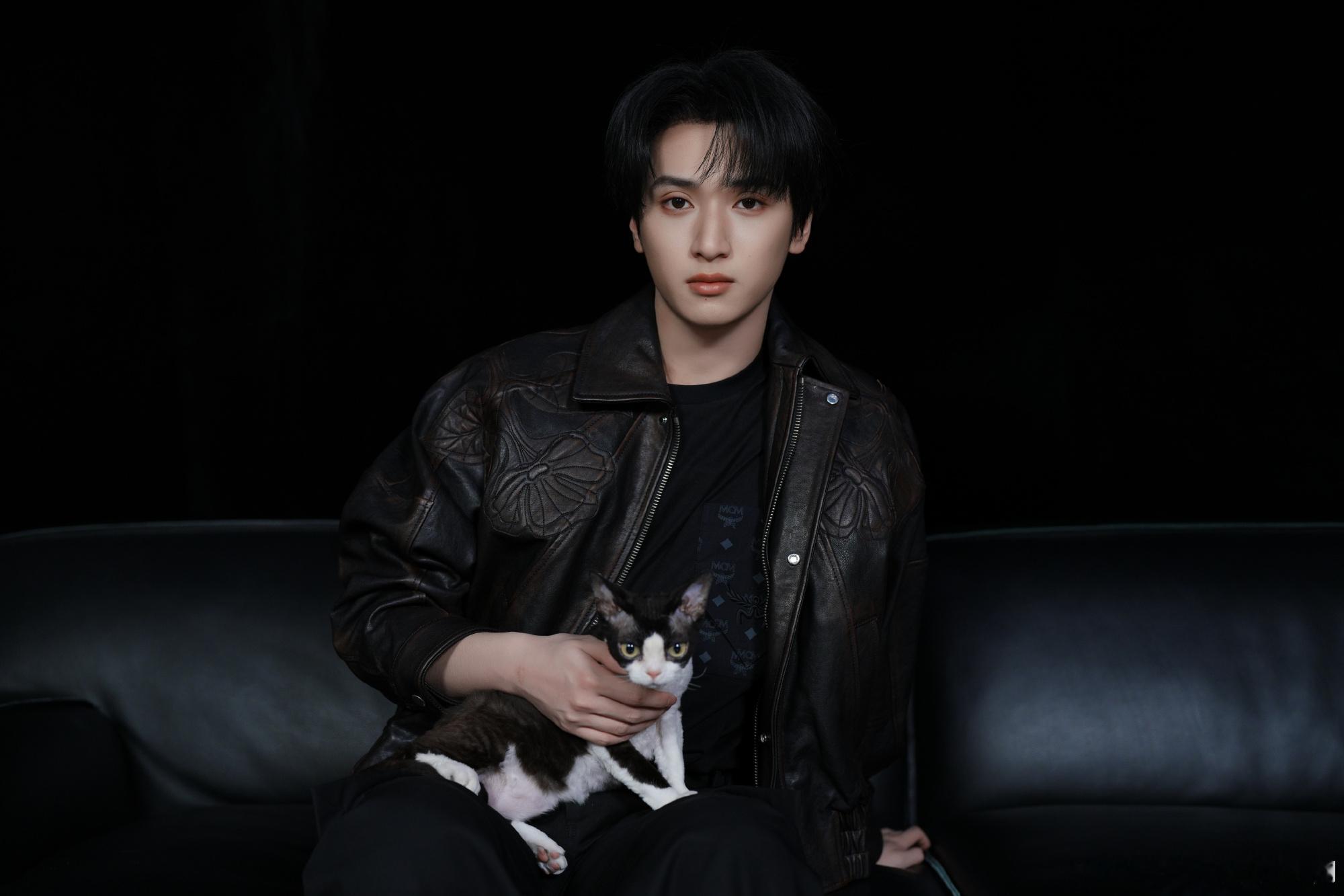 好可爱呀严浩翔抱猫好温柔严浩翔十三宫格晒猫