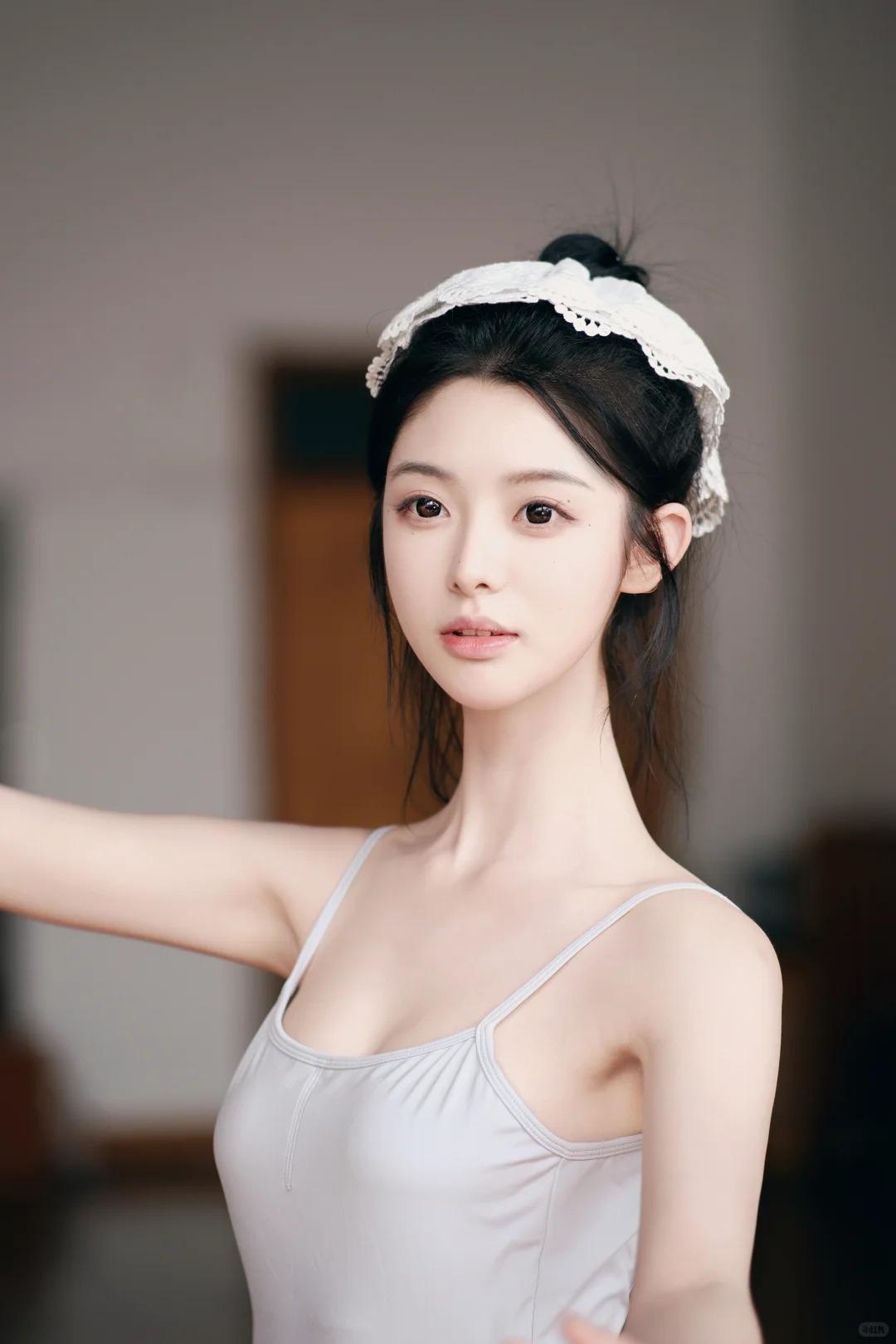 身子柔美的舞蹈生小姐姐，腕骨前的小窝像贝壳内侧的弧纹，浅浅凹陷在腕骨与手掌之间，