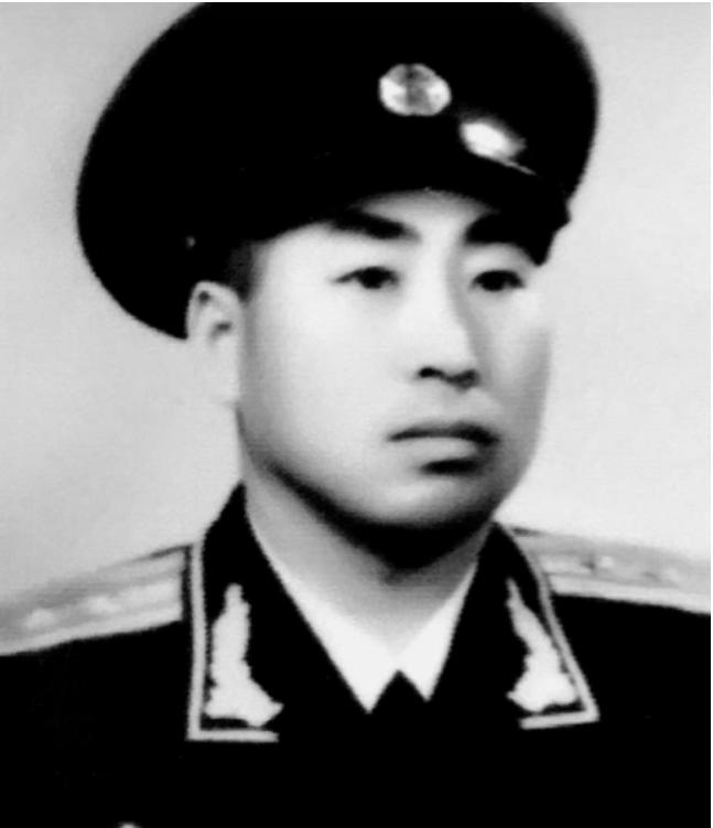 1943年，两名伪军打扫战场时发现一个八路军还活着，正要上前补刀。这个八路军轻轻