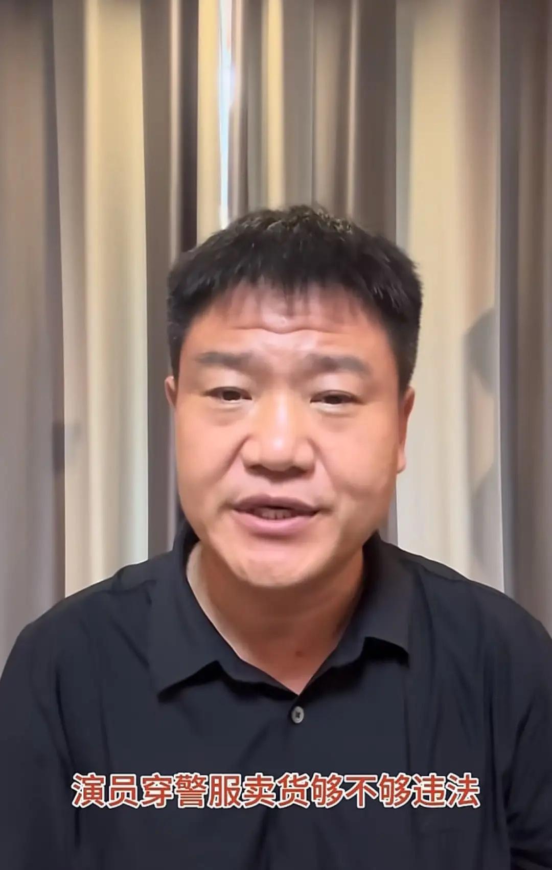 9月10日，“嘎子谢孟伟”于云南拍戏时，身着人民警察制式服装直播售卖电子产品，此
