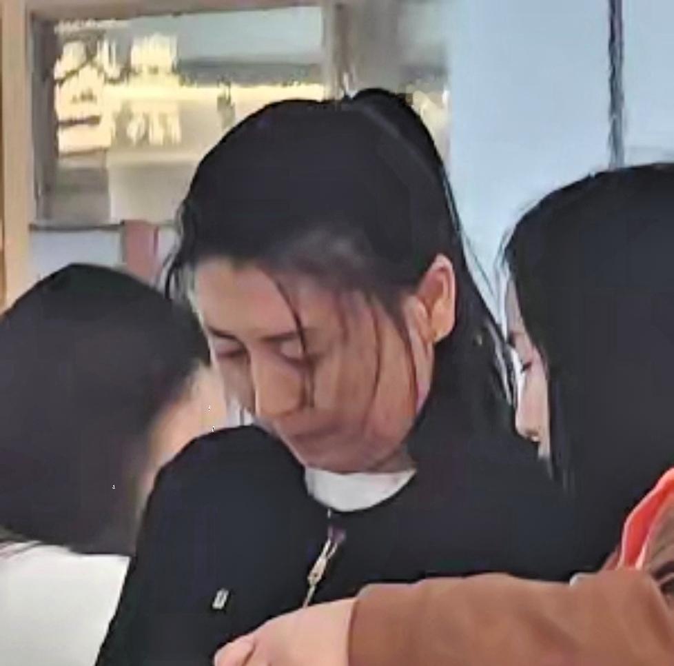 闫学晶，冲上热搜！​13日，网上曝光，闫学晶3名亲属均毕业于中戏，再加上中戏表