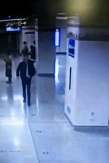 我发誓，今儿早上我看到那一幕，整个世界都安静了。就在人来人往的街边，一个大活人