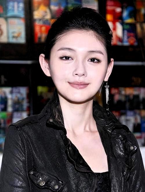 大S：从“公主”到“困兽”，豪门梦碎的悲歌离婚后，大S联系汪小菲，微信两次，暗