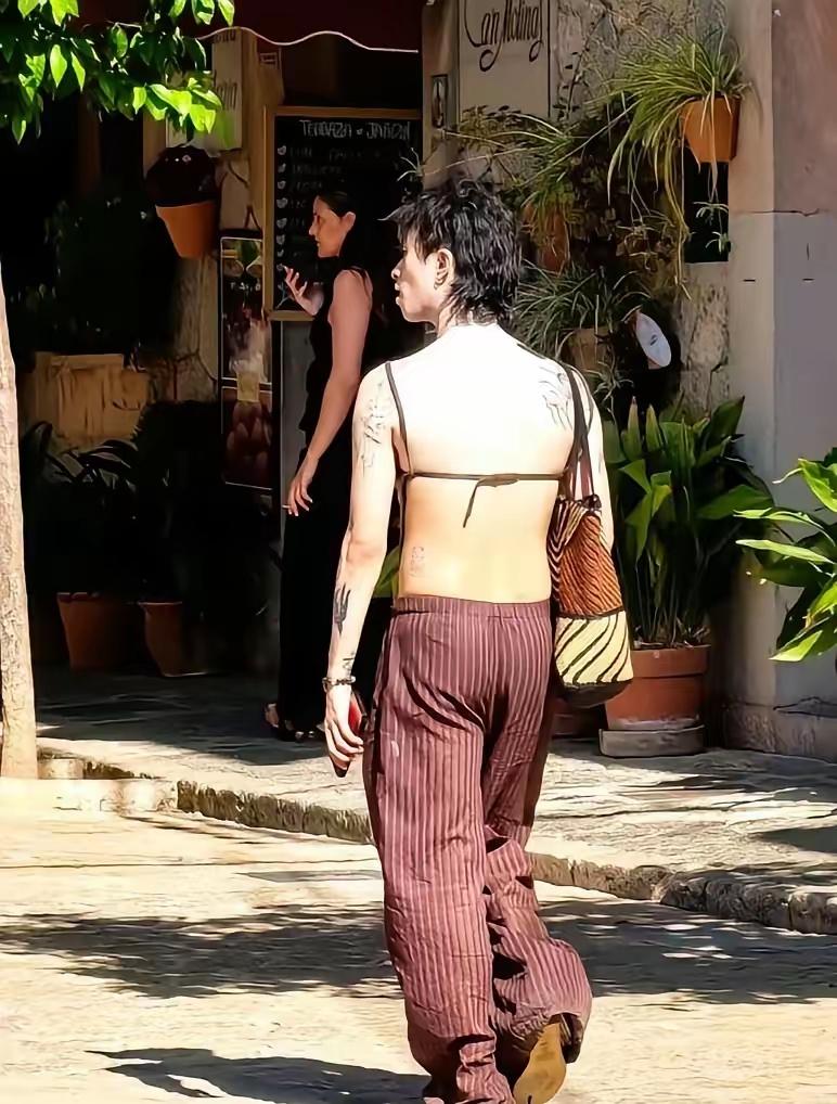 雷人！伊能静23岁儿子恩利现身西班牙。不管是男孩还是女孩，这身装扮我都接受不