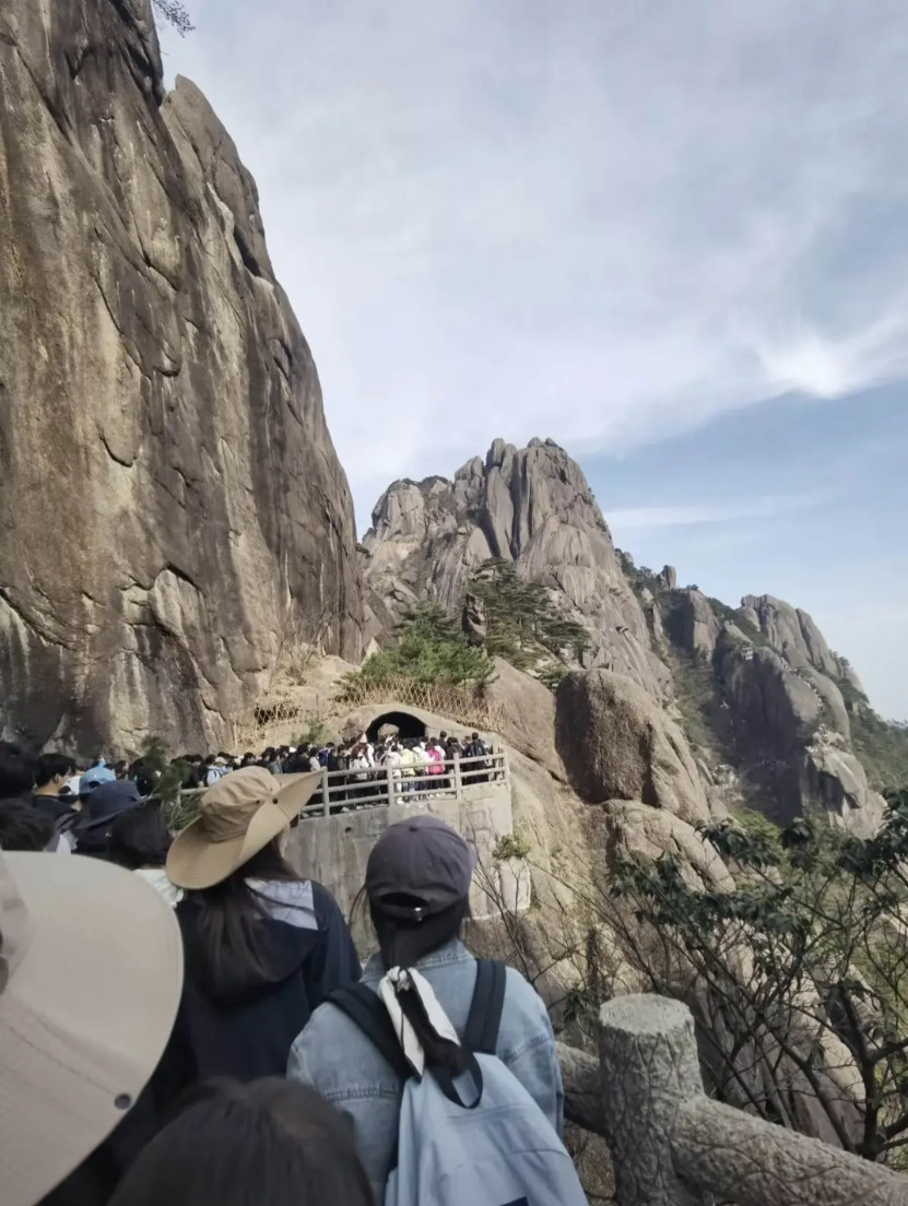 五一全家爬完黄山，花了2000大洋，含泪明白了5件事！1.登山杖不要扔，登