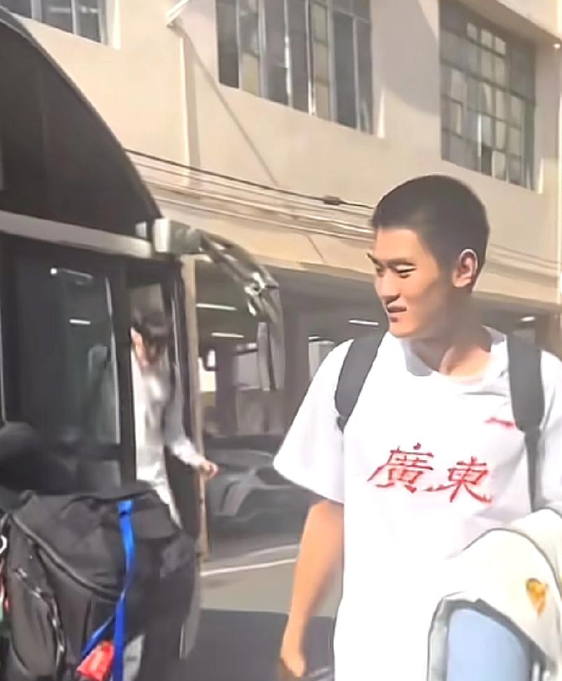 广东队回到东莞，穿短袖的不是奎因一个，胡明轩直接被接送回家休息，杨溢笑得最开心