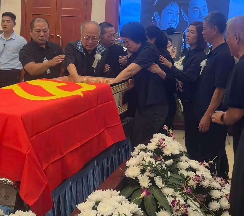 喜欢听李维康先生的京剧，看现代京剧平原作战。喜欢，至今还是喜欢。 再优秀的人
