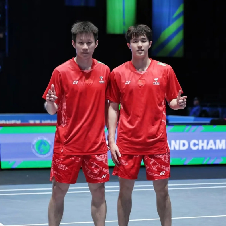 有球迷开玩笑说何济霆欠任翔宇一个世界冠军，去年苏迪曼杯前因为何济霆爆出个人的丑闻