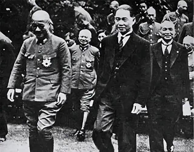 抗战时汪伪政府粮食部部长顾宝衡，因为贪污腐败，贪了日军和伪军的军粮，从白米改成糙