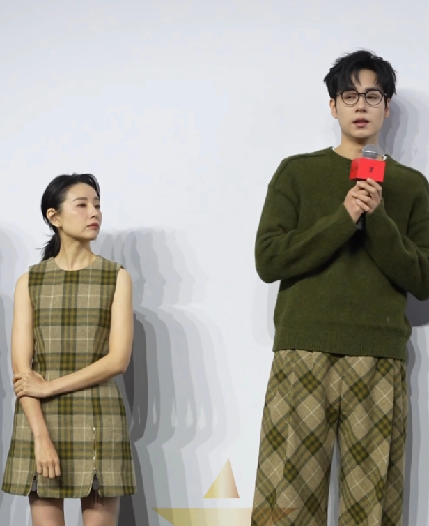 董洁看起来好弱小无助这算是最萌身高差吗？其实，董洁抬头一脸困惑的看着胡一天的画