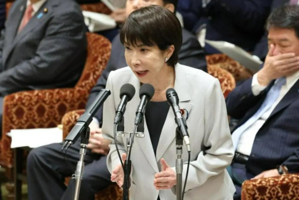 高市早苗这次真的玩脱了！话音刚落，中方三路大军压境。首相官邸被围，她会成为日本最