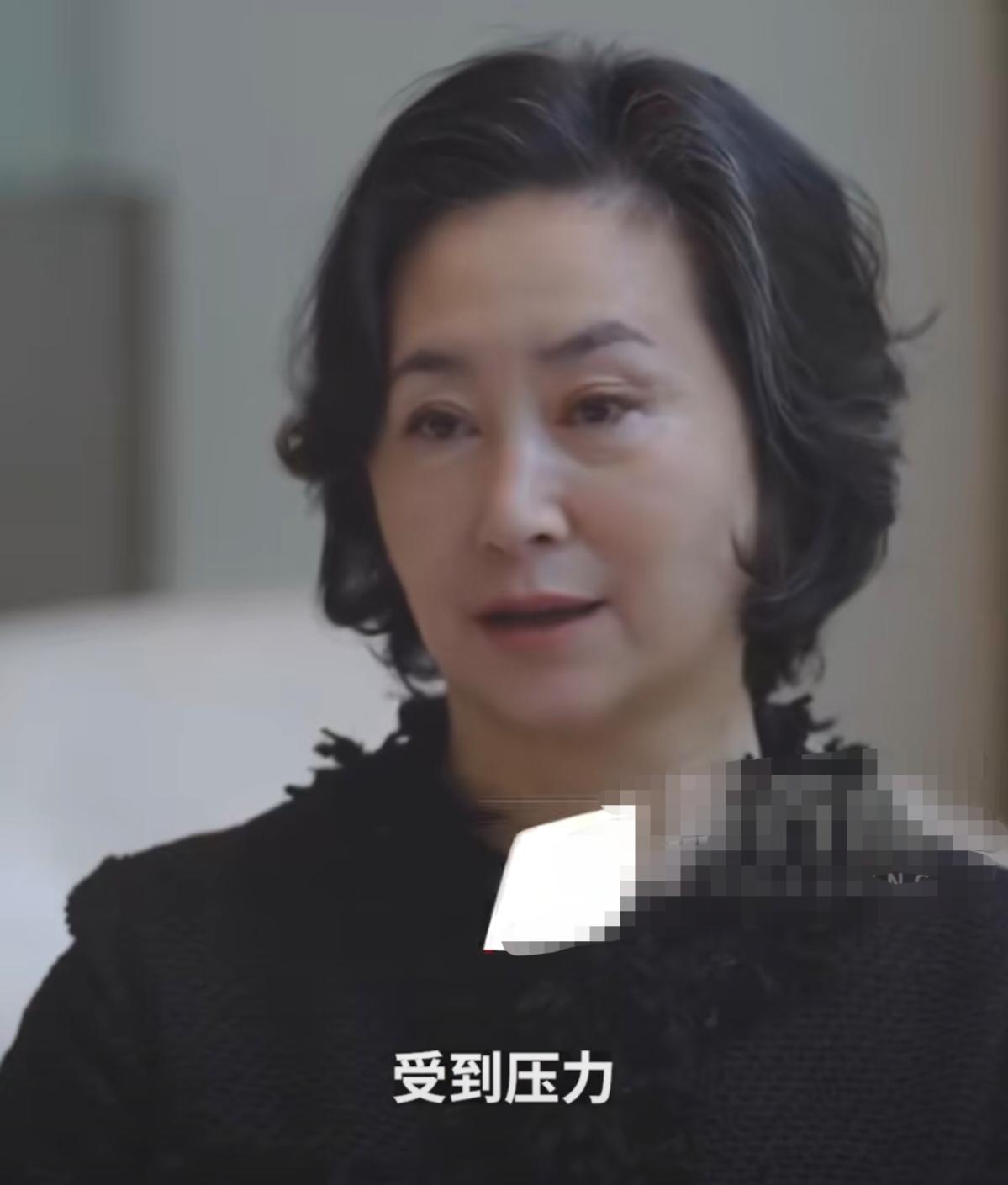 主持人向何超琼抛出问题，问到会不会有觉得很累、情绪崩溃的时候，何超琼从容作答：“