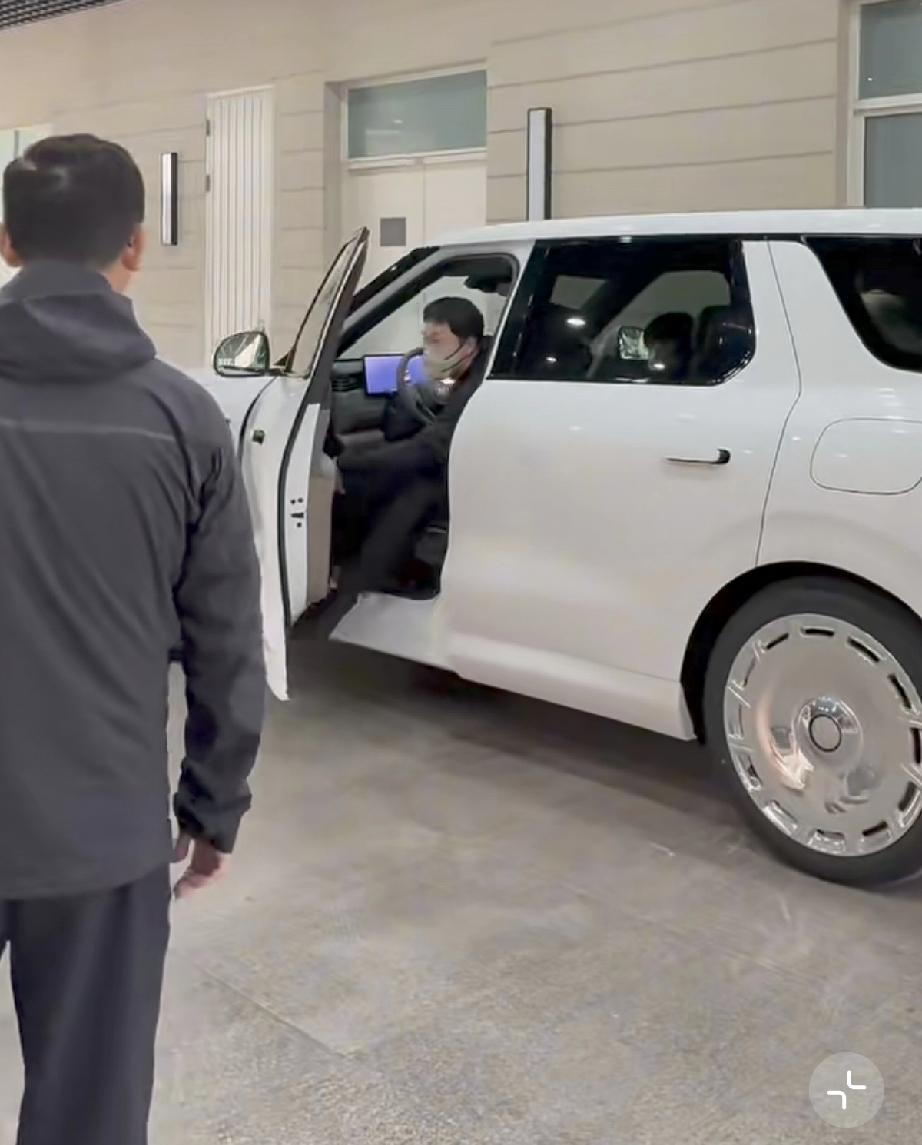 4月16日，刘翔开车到上海代言国产品牌电动车，入场时的画面曝光，他穿着休闲服戴着