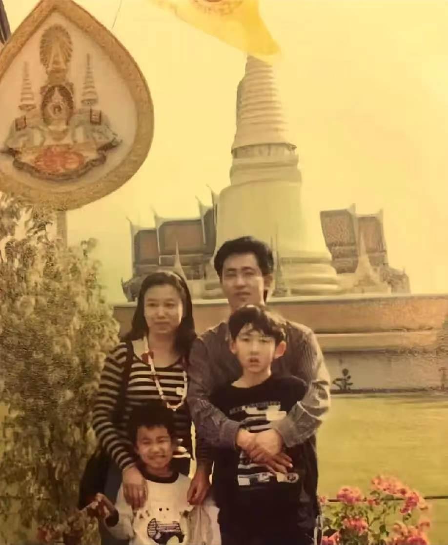 青年许家印全家福老照片~网上流传一张许家印、丁玉梅夫妇和二儿子游白塔的全家福，
