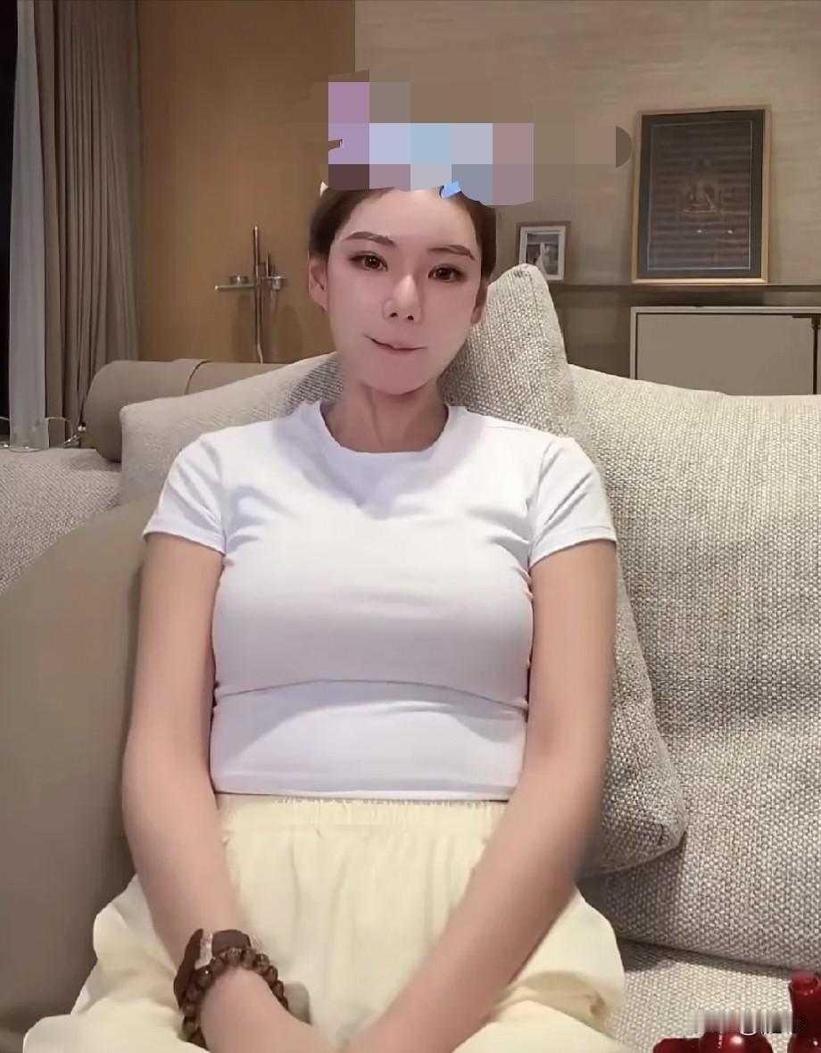 这肚子也太明显了吧！马筱梅在直播间什么都聊，是真不在意那么多了。乐乐说:你才胖