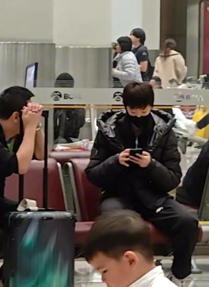 全运会1大温情瞬间！海峰教练紧盯王曼昱，球迷调侃：这是终身年金？王曼昱因颈部不