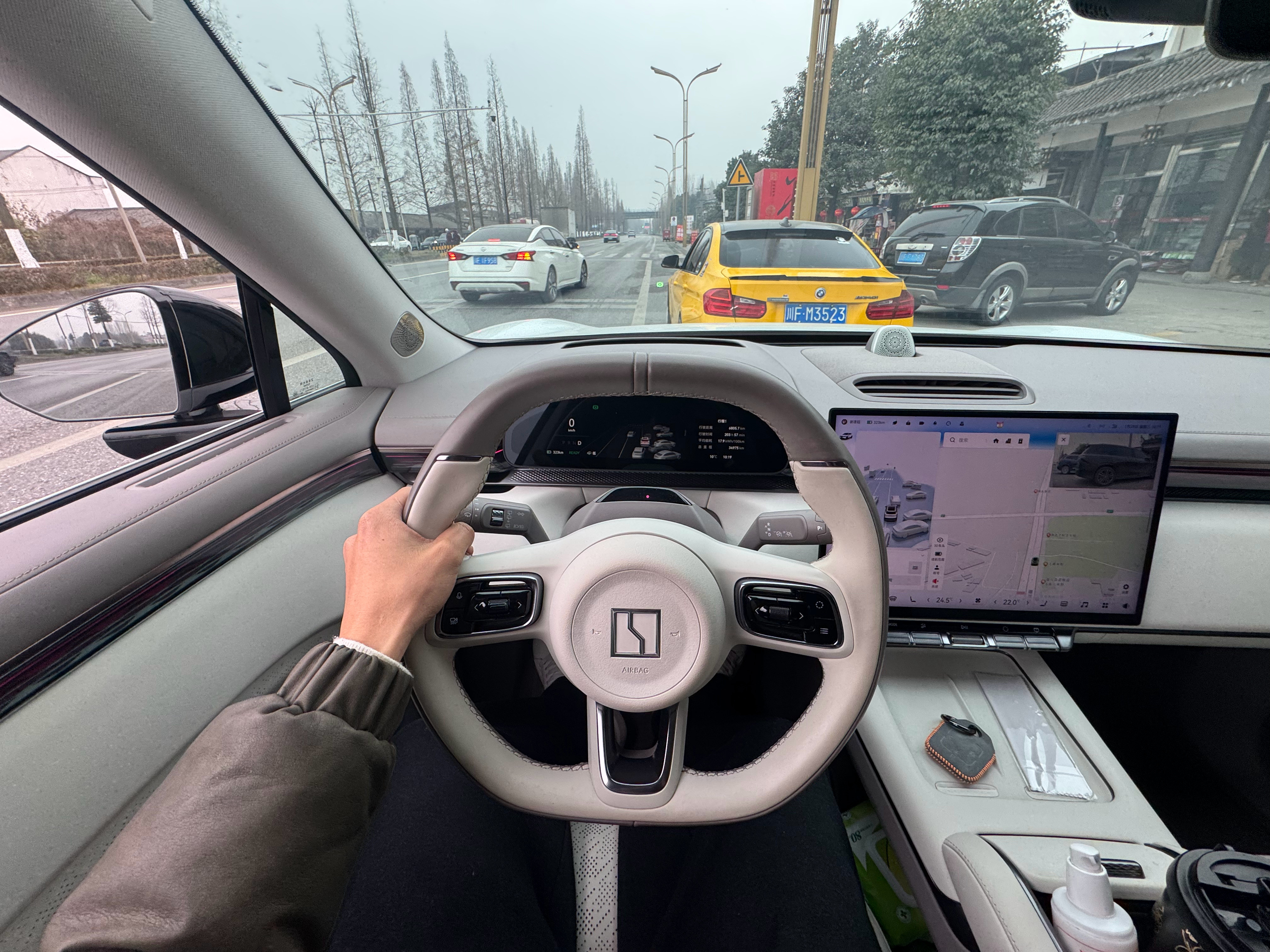 前两天跟朋友们聚会，顺道开了一下极氪7X。这车你只要一上手，就能明显感觉到，从方