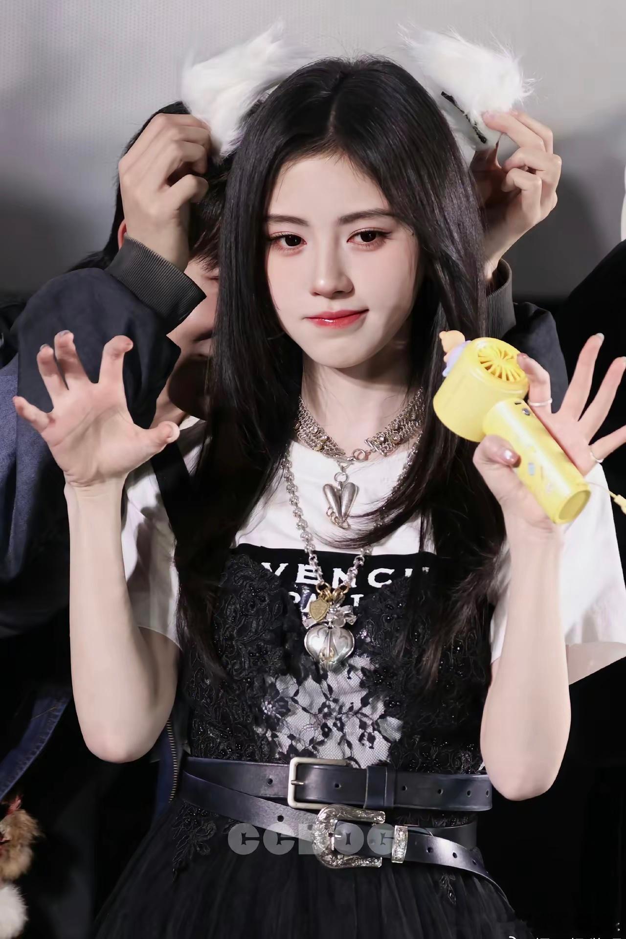 鞠婧祎生图封神，内娱谁能比？看呆了！鞠婧祎生图怼脸拍也毫无压力。冷白皮精致五官，