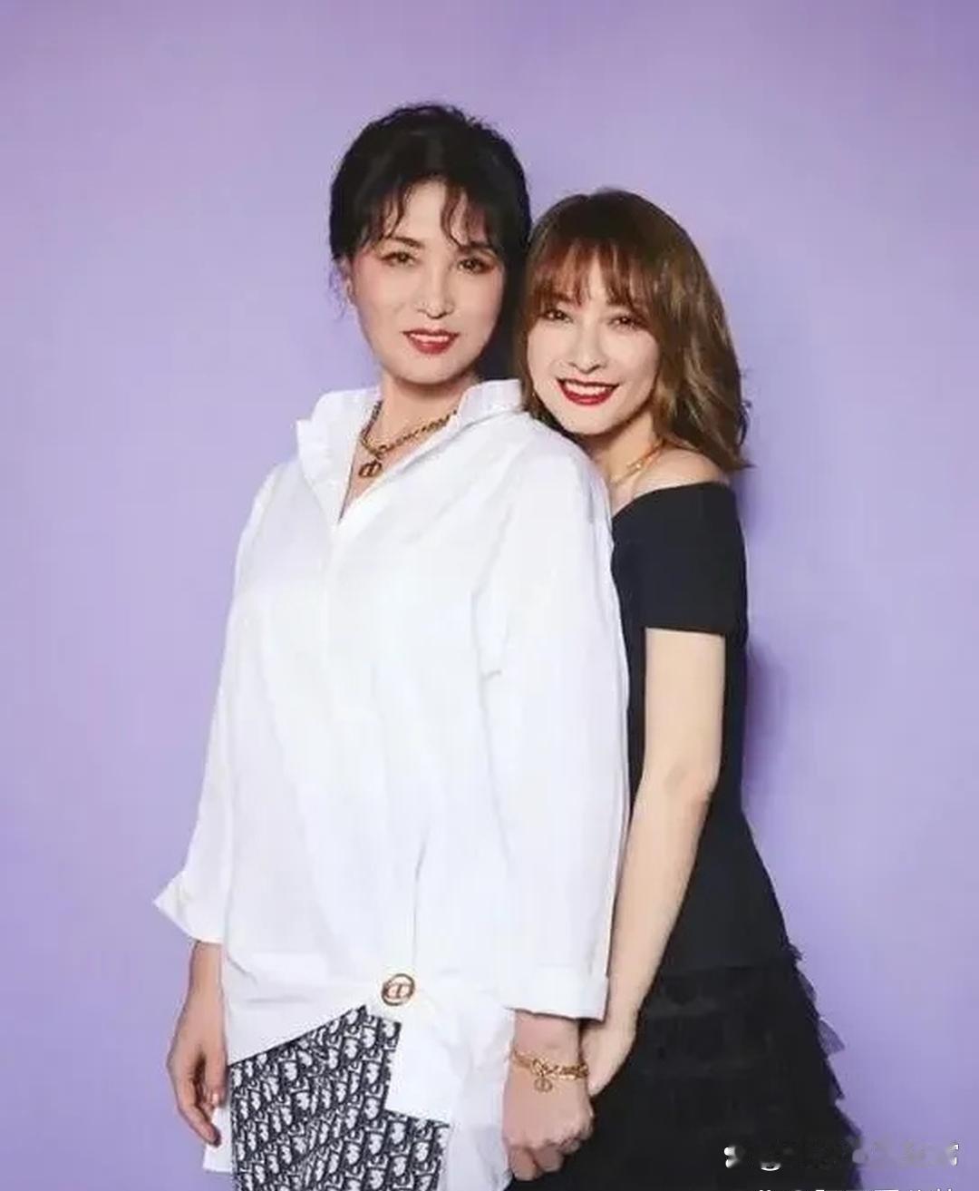 吴昕和妈妈的⁠‌合⁠照‏﻿，真被她妈惊艳到‌﻿⁠了。这‍‍气场也太强⁠‍了‌吧﻿