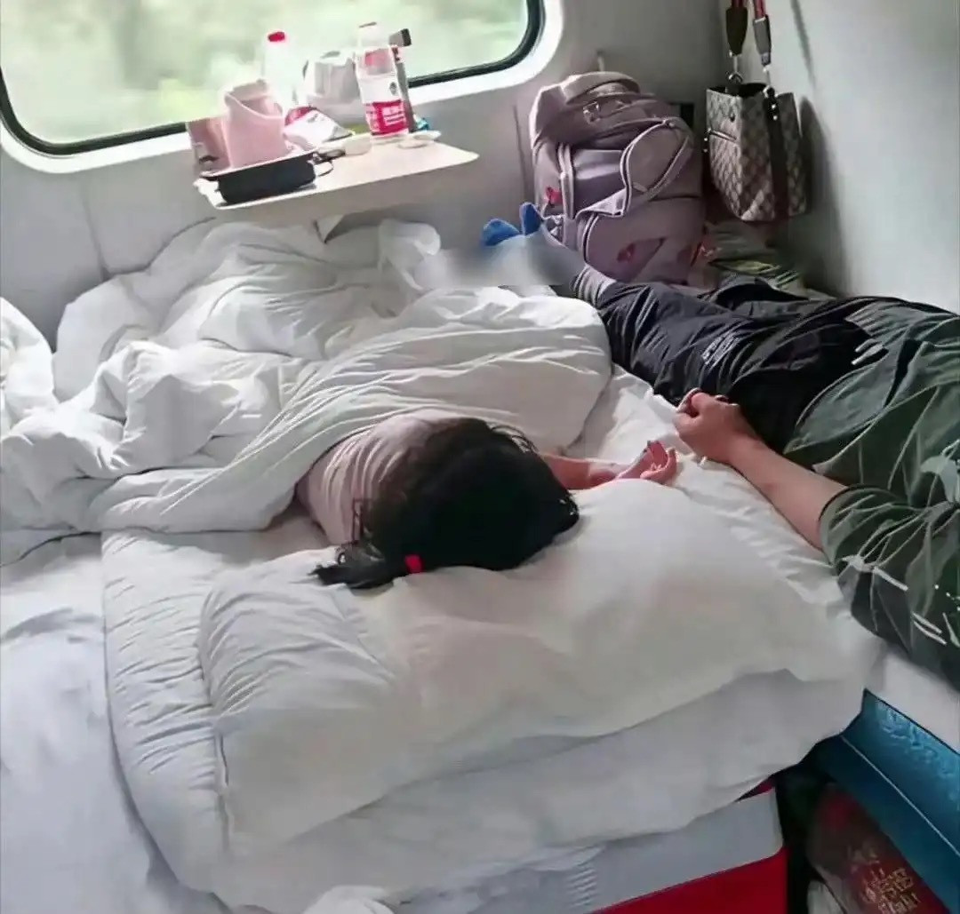 火车上这样真的好吗，不会影响到其他人吗？