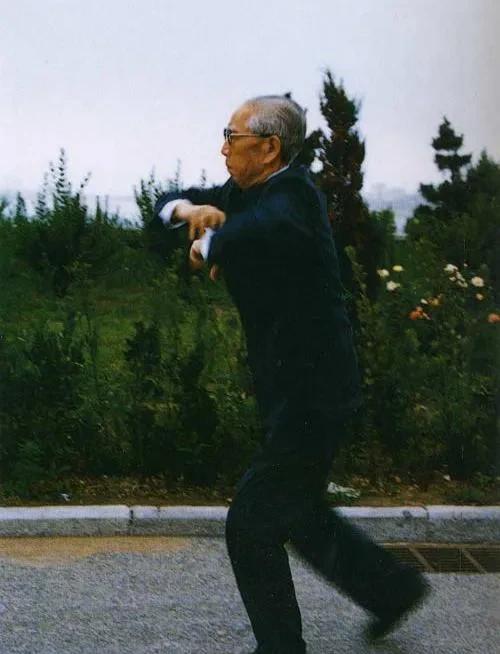 90年代，王震上将锻炼的照片，瞧他这架势，根本不像80多岁的人。照片中的王震上