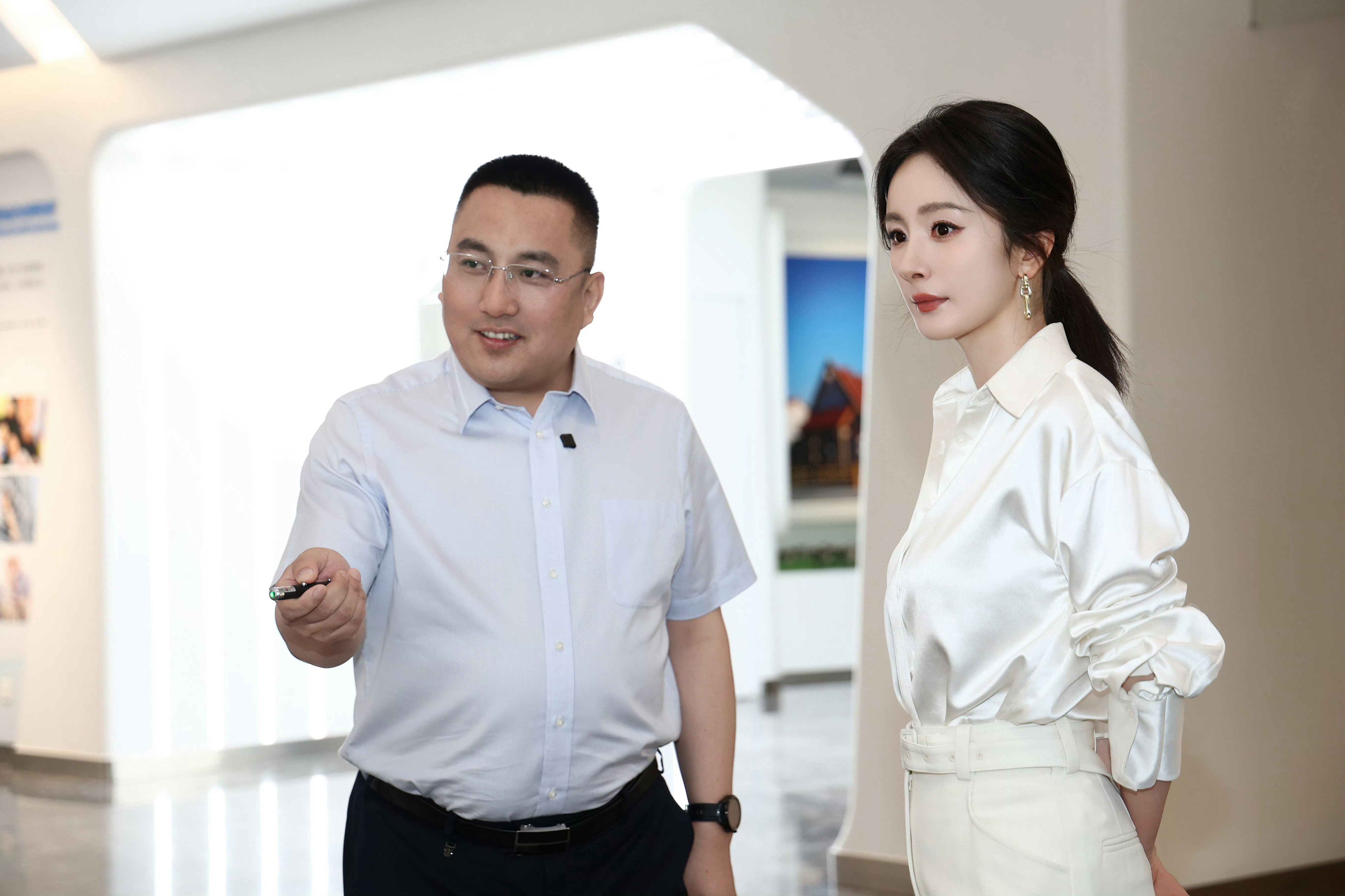 杨幂这组图叫美女总裁视察工作​​​