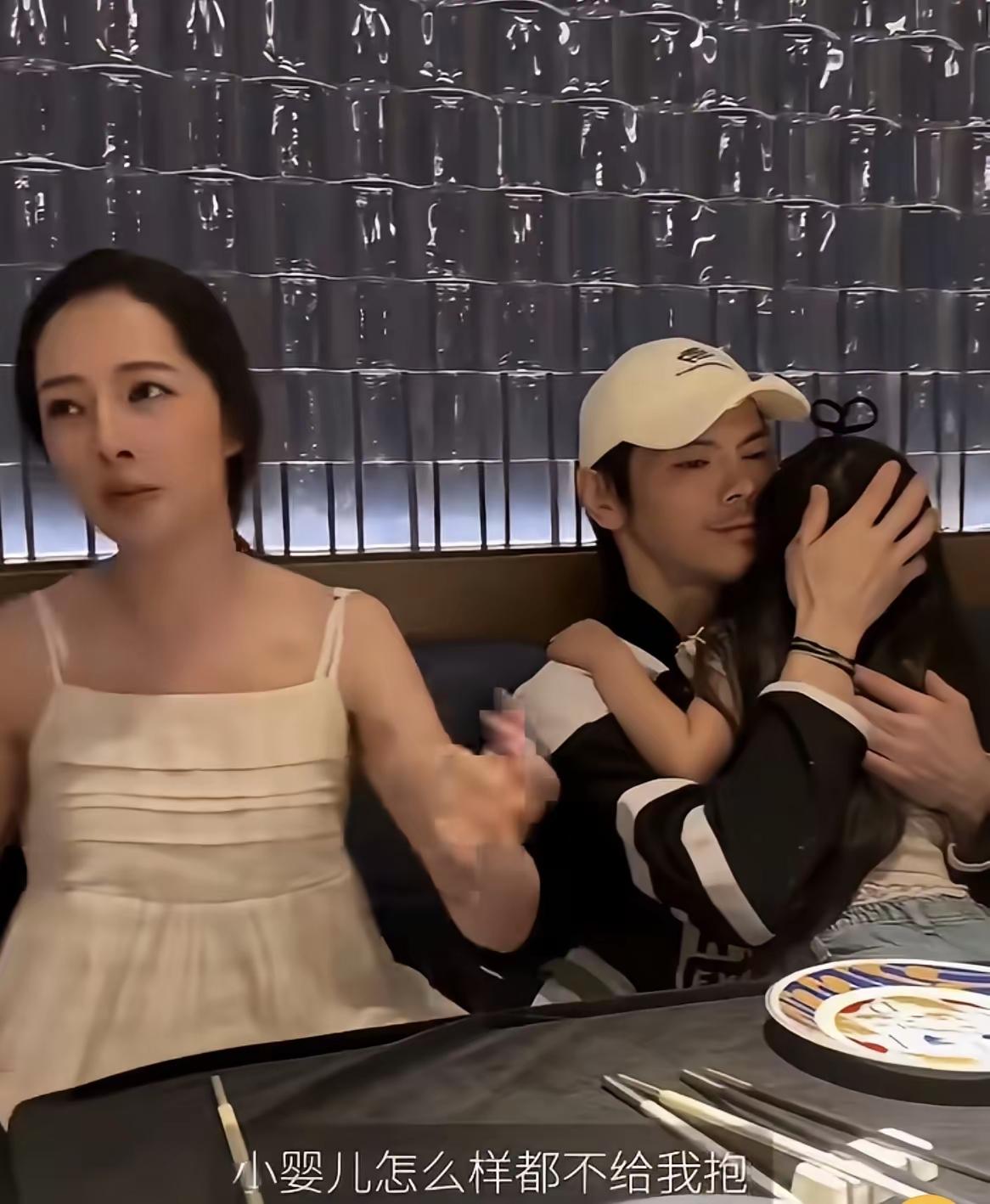 向佐郭碧婷私下对话曝光，褪去豪门光环，普通奶爸模样戳中无数父母一段郭碧婷与