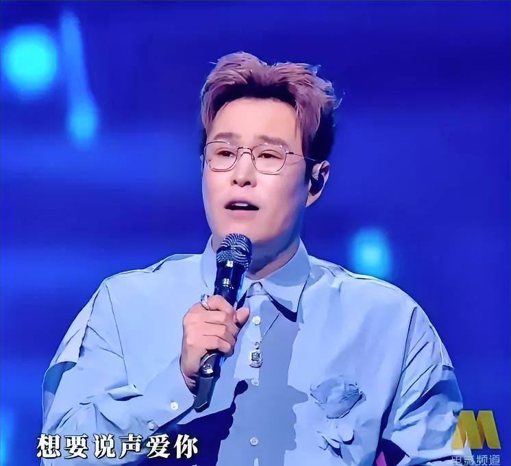 “人刚唱完，就被‘抬’走！”湾区晚会镜头一切，小沈阳四肢腾空，四个伴舞像搬冰