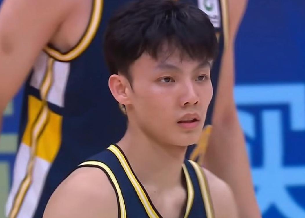 胡明轩轮休徐杰杀疯了，其他球员也需要支棱起来啊，让球迷看的真是着急只要前三节