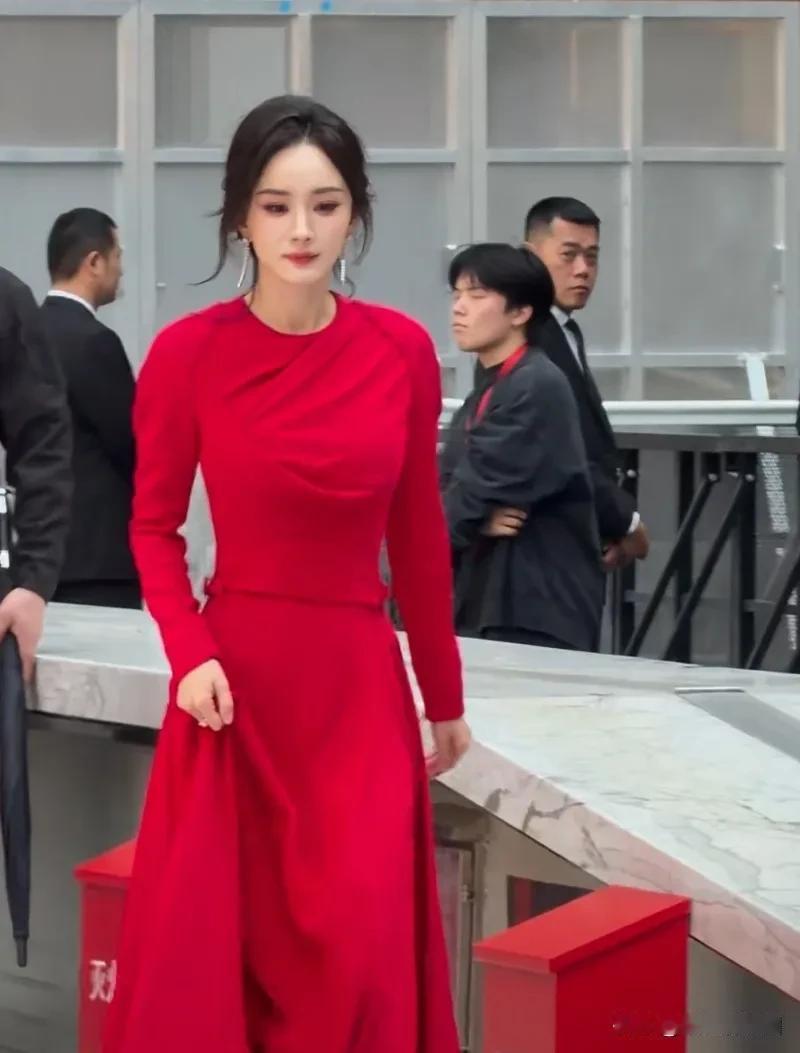 网友在深圳万象天地偶遇杨幂，一袭大红连衣长裙，忖得她很娇俏可人，万丈光芒之感。马