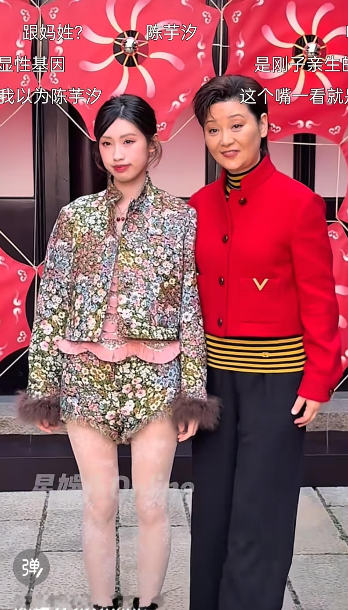 红毯上，徐帆的手悬在半空，像一个没被接住的拥抱。她第三次试图去牵女儿的手。徐