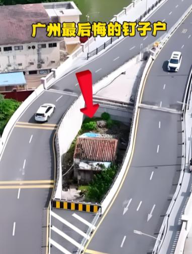 2020年8月，58岁的梁蓉很后悔当初没有搬家。她的房子，就是大名鼎鼎的