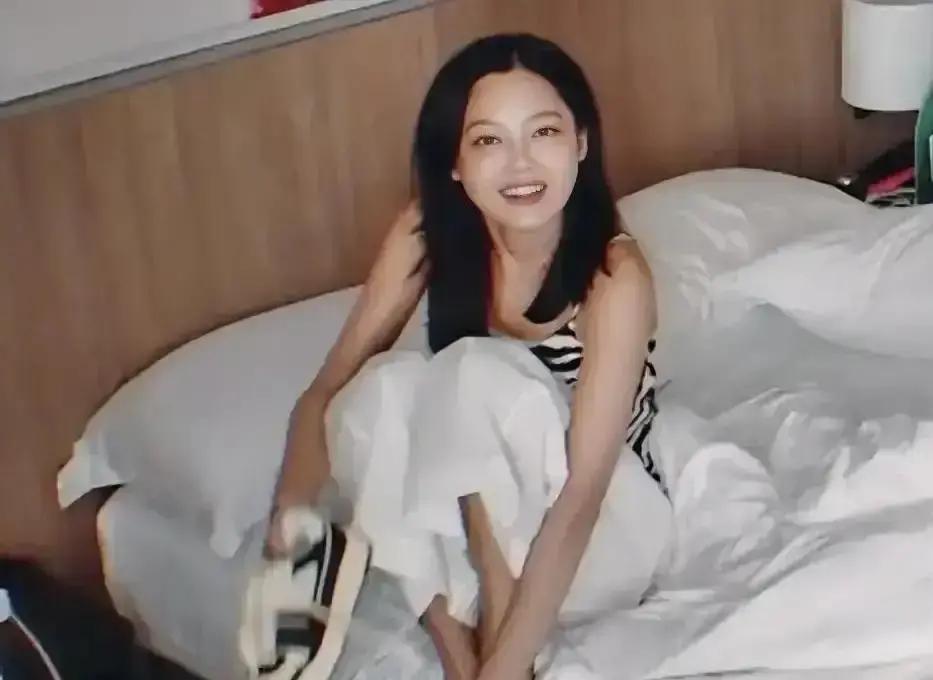 菜刀寄到剧组那天，辛芷蕾刚收工快递盒没防撞泡沫，刀锋直接划破纸箱。横店派出