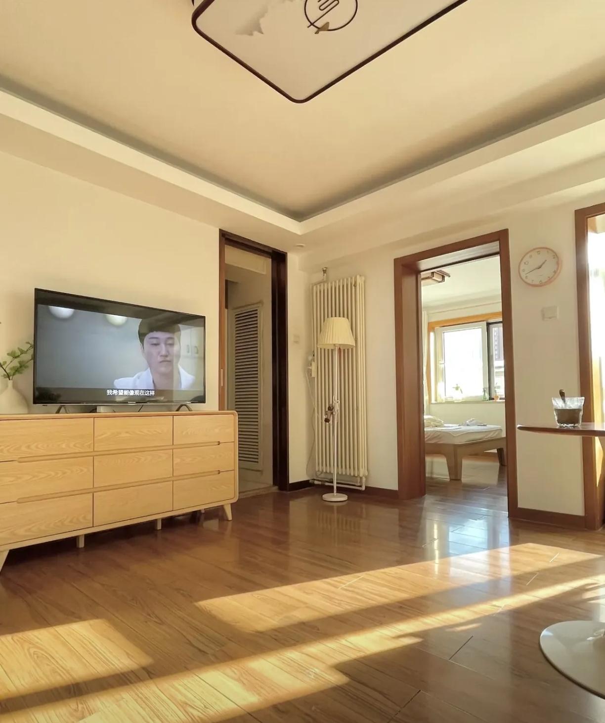 两年前，我一位朋友结婚时，手里稳稳攥着200万现金，在同龄人里算得上风光体面。他