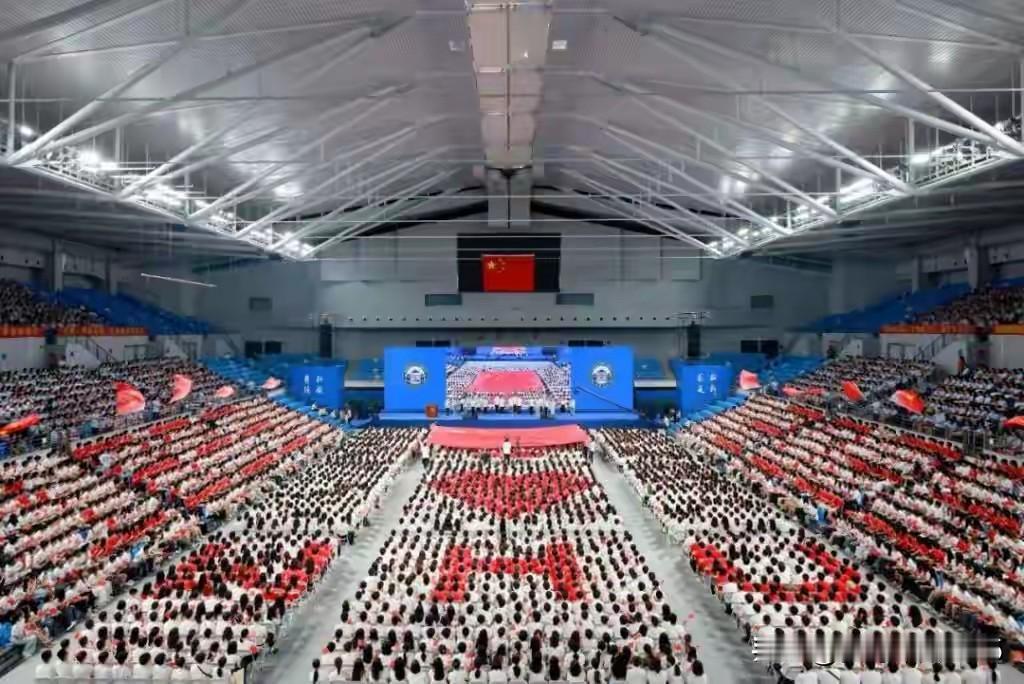 武汉大学举办2025级新生开学典礼，报道的评论区充全是对图书馆事件的质疑和谩骂声