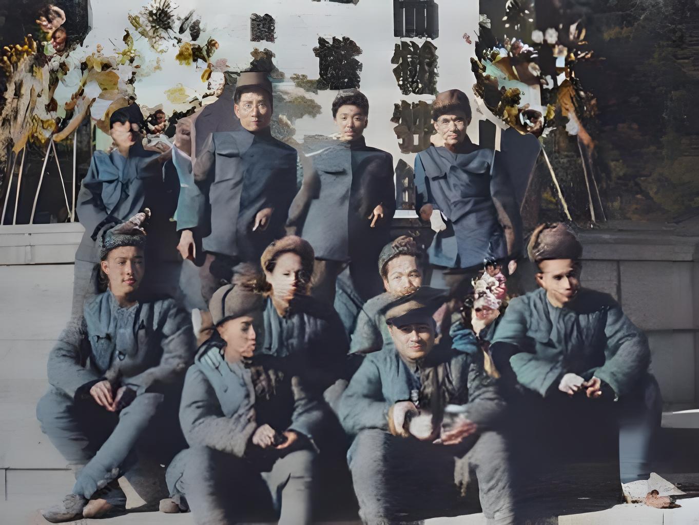 1950年10月，毛岸英（后排左二）赴朝作战前夕与战友在辽宁省安东（今丹东）烈士